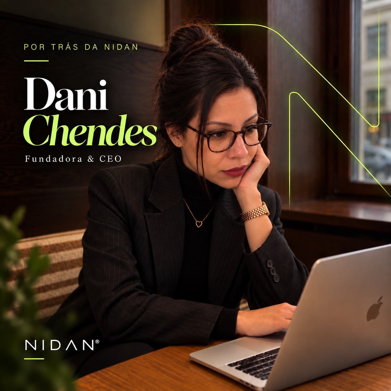 Dani Chendes, fundadora da NIDAN, usando óculos em seu escritório