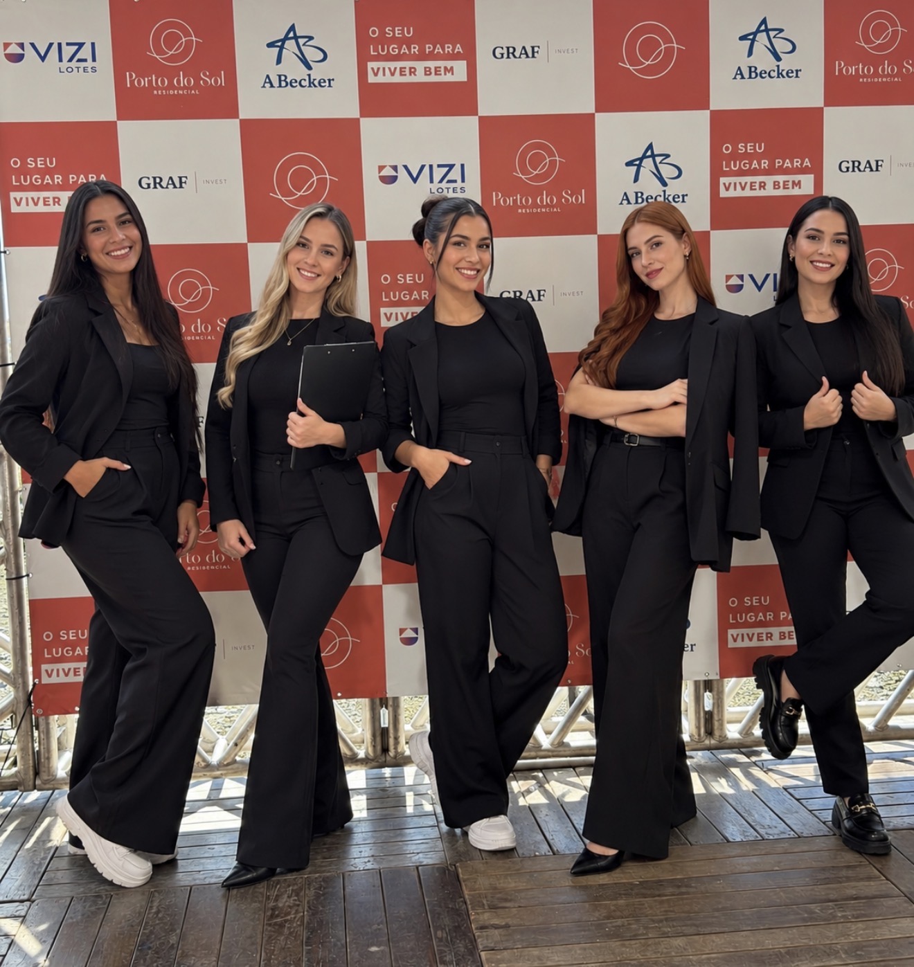 Equipe de recepção e promotoras em evento corporativo